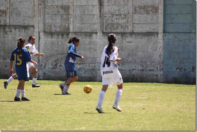 ana lucia martinez busco su gol (1)