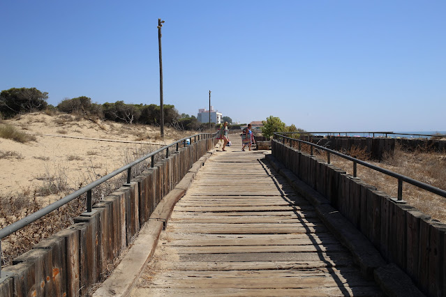 Paseo marítima de madera a espaldas de la playa