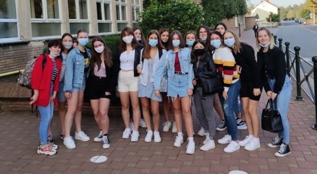 La protesta social degli studenti francesi contro le norme sull'abbigliamento 