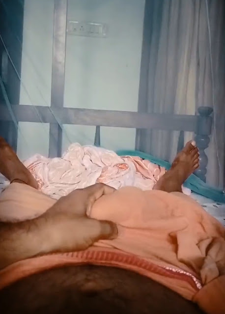 Thungum Pothu Kai Adikkum Aangal - Men in Kaavi Veshti