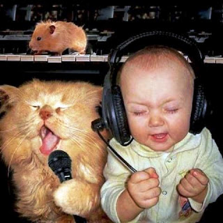 Foto gambar bayi lucu mendengarkan musik 17