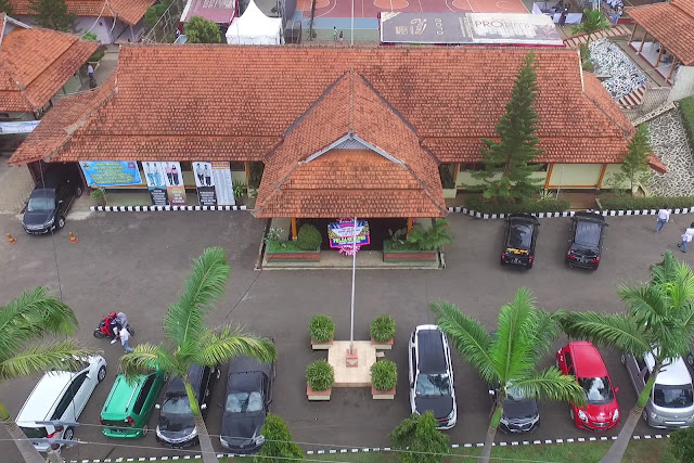 SMA Negeri 1 Kaliwungu : parkir depan