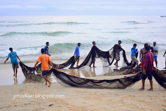 Goa-Beach-India-Goan-Fishermen-Watching