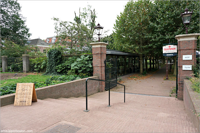 Entrada al Jardín de la Cafetería Dignita Hoftuin en Amsterdam 