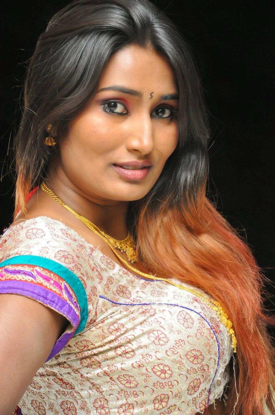 SWATHI NAIDU LATEST HOT PHOTOSHOOT IN SAREE