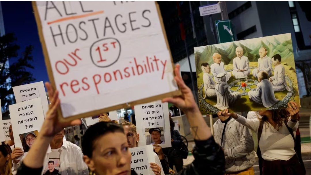 Protesters hold signs demanding the liberation of hostages who are being held in the Gaza Strip after they were seized by Hamas gunmen on October 7, in Tel Aviv, Israel November 21, 2023. REUTERS/Amir Cohen