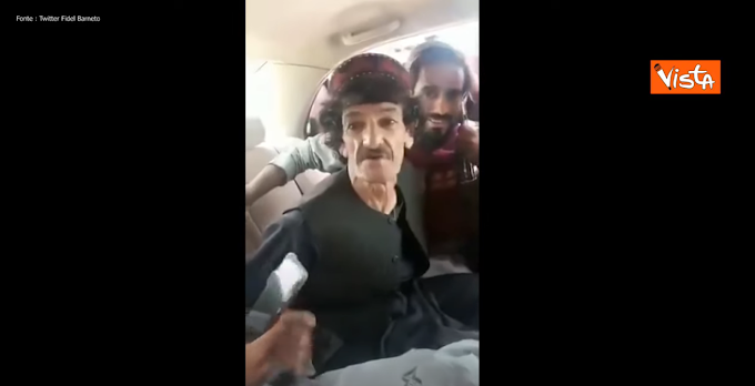 Comico afghano preso a schiaffi dai Talebani, ma lui continua a fare battute (verrà ucciso)