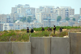 Soldados israelense prontos para atacar palestinos e brasileiros