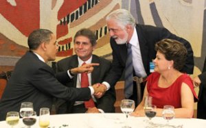 Obama manifesta desejo de visitar a Bahia e ganha um oxóssi de prata