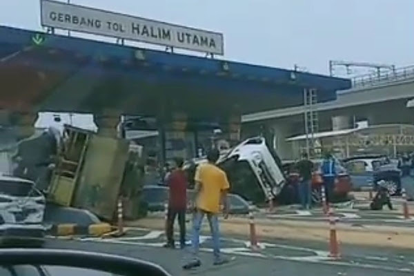 Polisi mengamankan seorang sopir truk terkait kecelakaan beruntun yang melibatkan tujuh ke Kecelakan Beruntun di Tol Halim Akibat: Truk Kelebihan Muatan, Sopir 18 Tahun, Ugal-Ugalan, Sebelumnya Nabrak Xpander