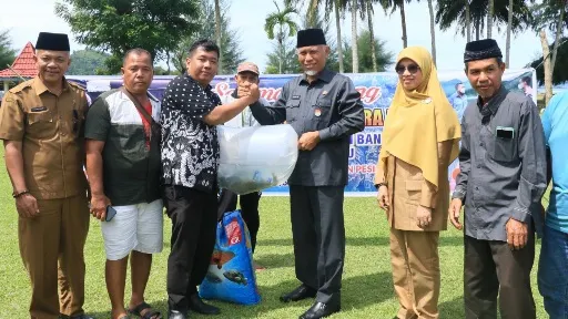 Gubernur Berikan Bantuan 23 Ribu Benih Ikan Kerapu dan 13 Ton Pakan Ke Pokdakan Sungai Bungin