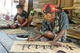 Tradisi Melukis  di  Atas Kulit Kayu  Masyarakat Papua 