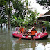 Dengan Perahu Karet, Komunitas Aesha Ath Thoriq Salurkan Bantuan bagi Korban Banjir