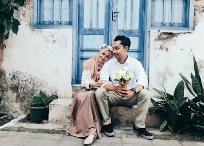 contoh pose foto prewedding terbaru