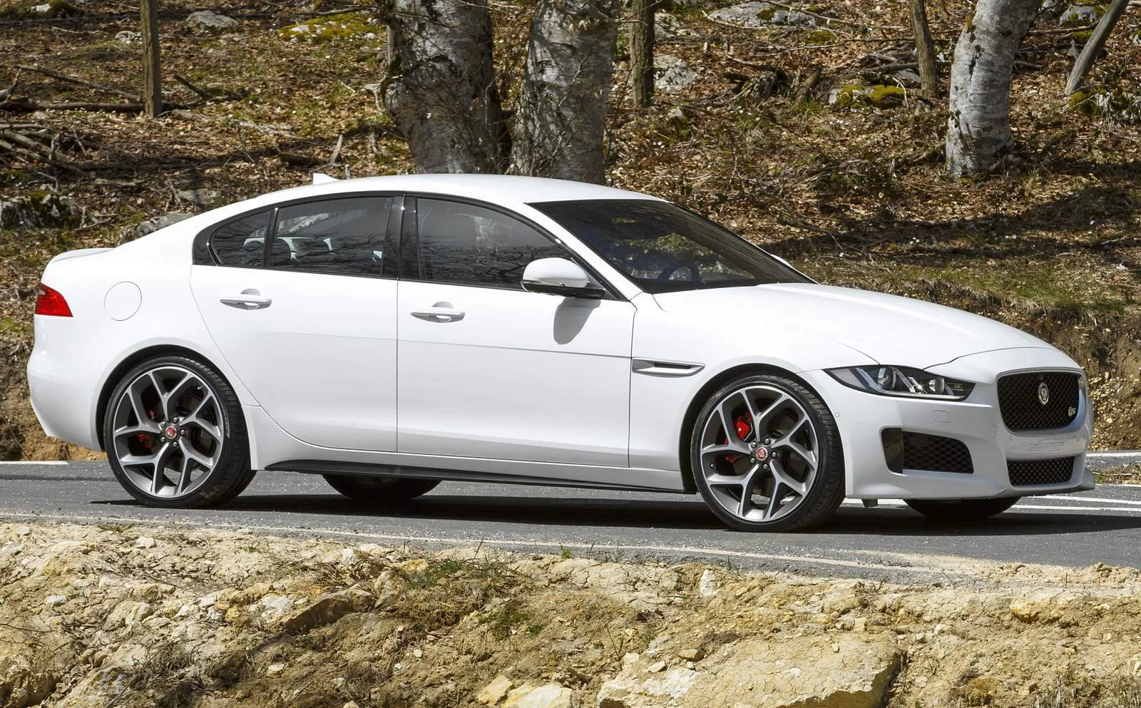 Jaguar XE - concorrente do BMW Série 3 - Brasil