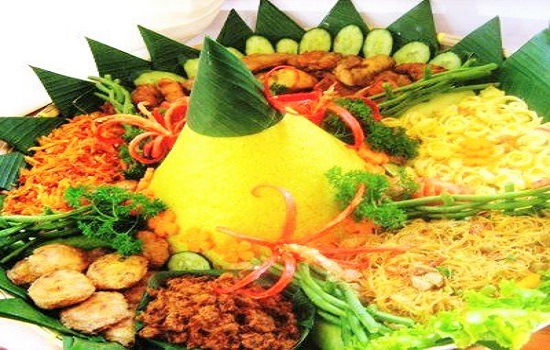 nasi kuning komplit