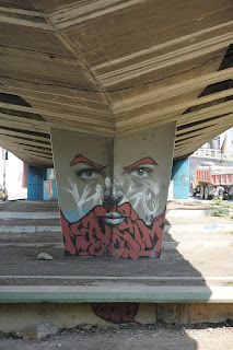 Cali - Street Art - La femme pilier ? (La qualité de la représentation des yeux, nez et bouche est impressionnante) 