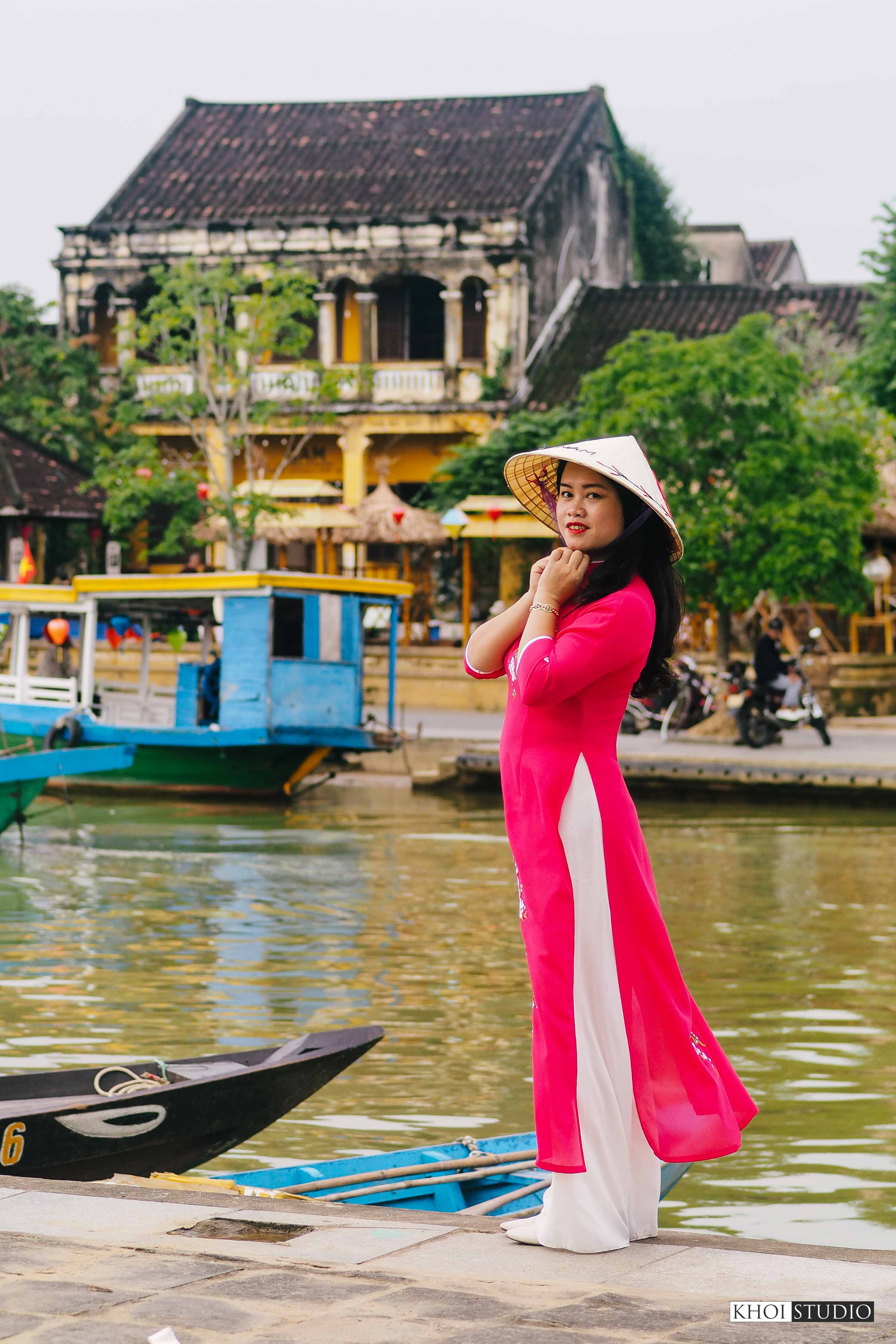 Tourist photography tour in Da Nang & Hoi An: Choosing a pink ao dai for a portrait session in Hoi An ancient town