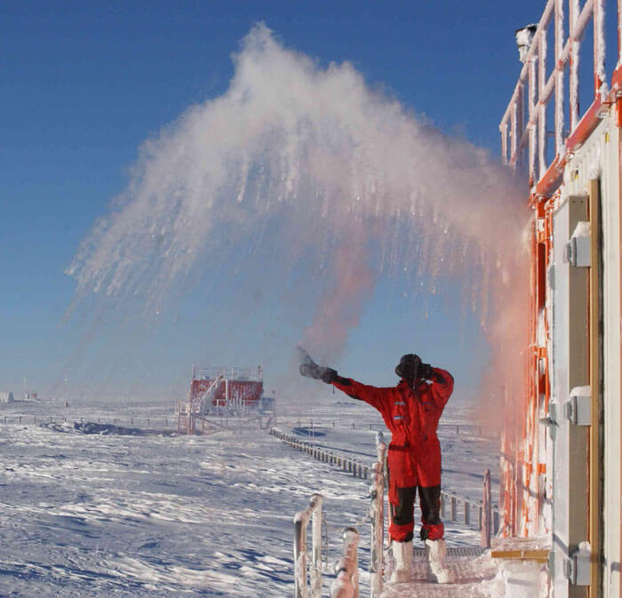 Astrobiologist Shows What Happens When You Try To Cook In Antarctica At -94ºF (-70ºC)