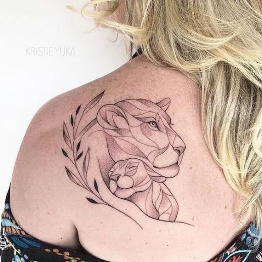 imagen de un tatuaje de león para mujer