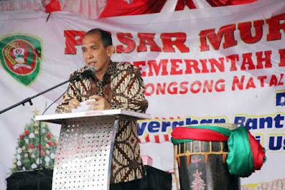 Ambon, Malukupost.com - Gubernur Maluku Said Assagaff meminta masyarakat di Maluku agar berbelanja di pasar murah secukupnya, sehingga sebagian besar masyarakat dapat menikmati kegiatan pasar murah ini dengan baik. "Saya berharap masyarakat bisa memanfaatkan, kita buka ruang, dan masyarakat bisa berbelanja secukupnya, jangan memborong yang berlebihan sehingga stok di pasar murah bisa habis. Sedangkan banyak orang membutuhkannya," ujarnya saat memberikan sambutan sekaligus membuka kegiatan pasar murah menjelang perayaan Natal di Lapangan Merdeka Ambon, Maluku, Senin (17/12).