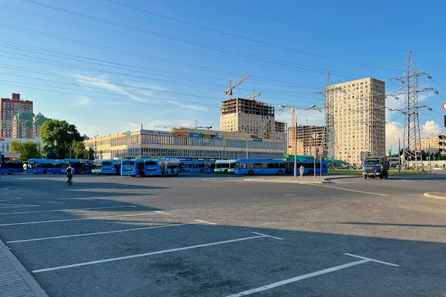 Кронштадтский бульвар, конечная автобусная станция «Станция метро Водный Стадион», торгово-офисный центр «Крона» (бывший Московский опытный завод грамзаписи (МОЗГ)), строящийся жилой комплекс «Кронштадтский 9» (бывшая территория автобазы Автокомбинат № 8)