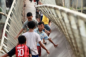 Jembatan Gantung Putus di Bone, Pak Desa dan Warga Jatuh ke Sungai