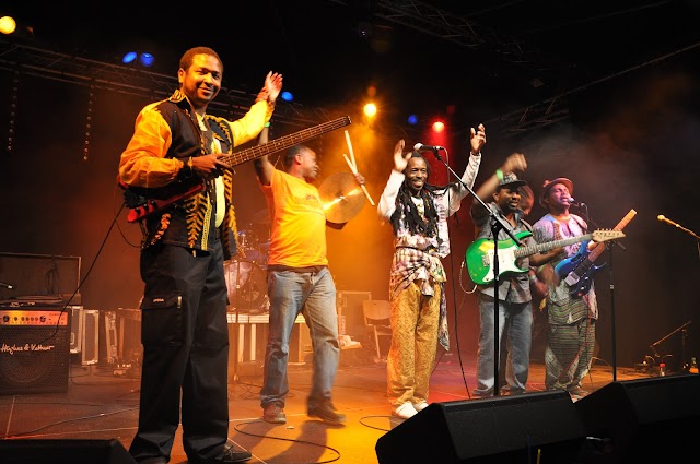 NGOMA AFRICA BAND AKA FFU YATOA SALAM ZA HERI YA MWAKA MPYA 2012