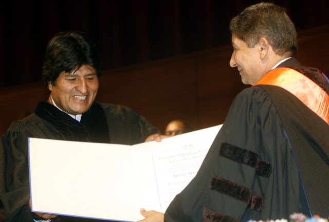 Al menos 17 universidades extranjeras y 6 bolivianas entregaron título Doctor Honoris Causa al Presidente Morales