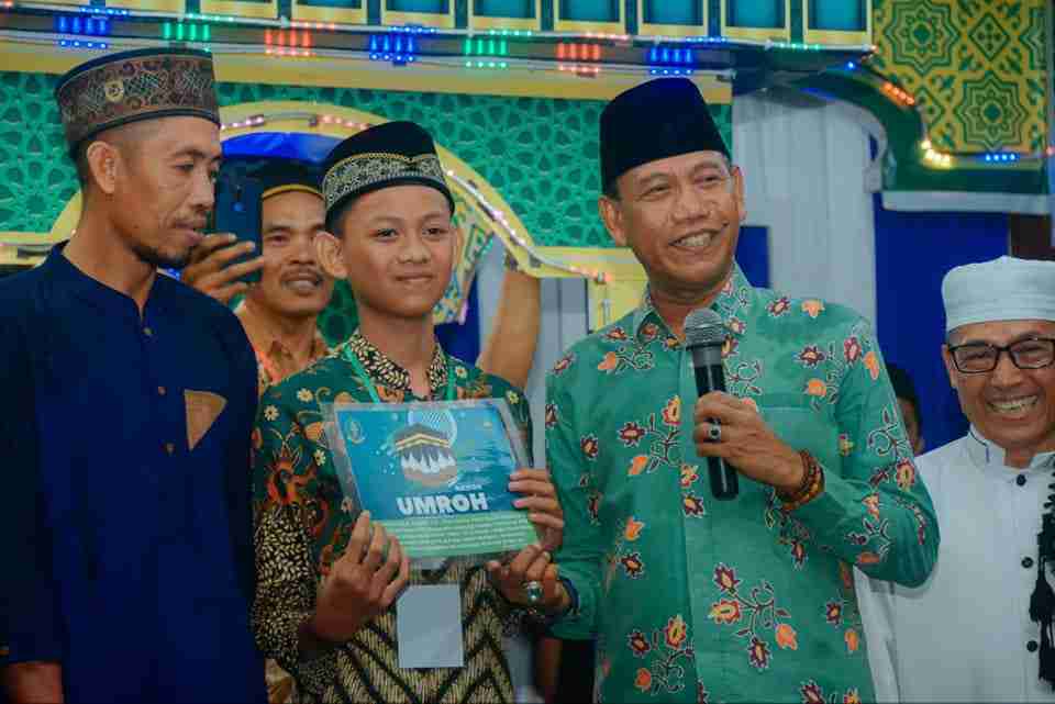 Tutup MTQ Desa Kinjil Pesisir, Wabup Hadiahkan Umroh Kepada Salah Satu Juara