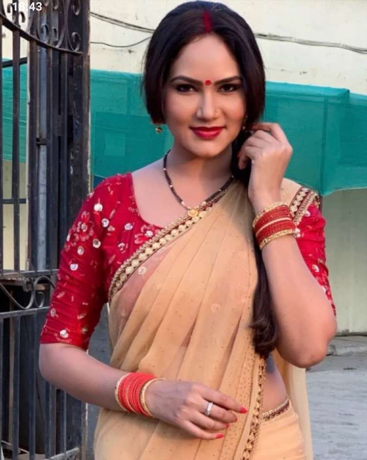 Kamna Pathak saree hot actress happu ki ultan paltan