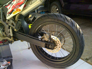 melepas-ban-belakang-motor.jpg