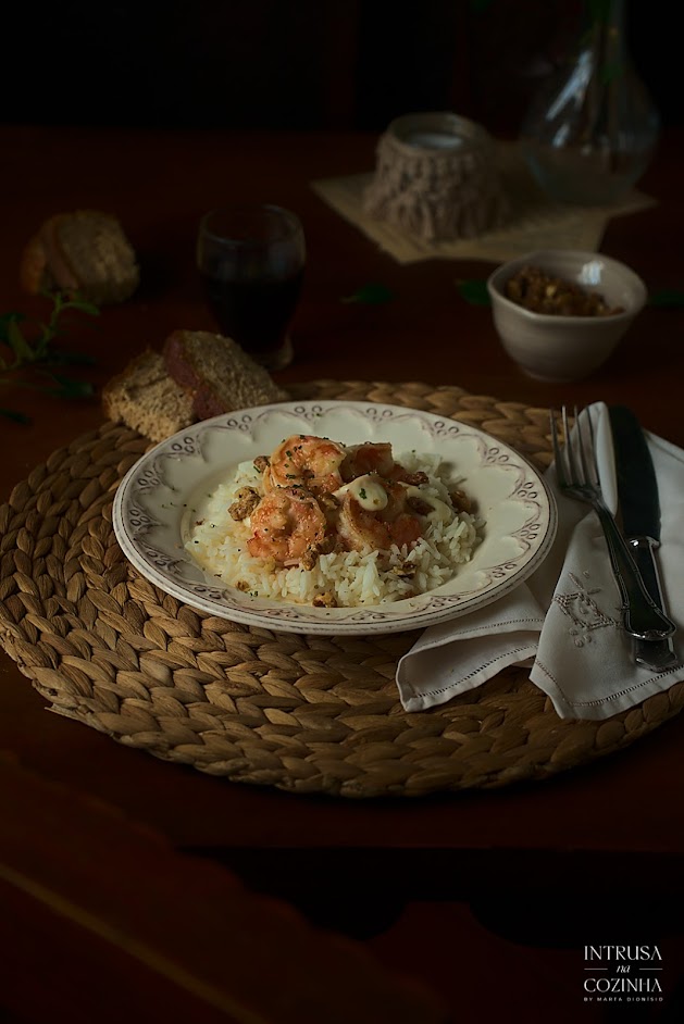 Prato de arroz e camarão em cima de uma mesa velha, com umas fatias de pão, foodphotography, darkmood photography, macramé