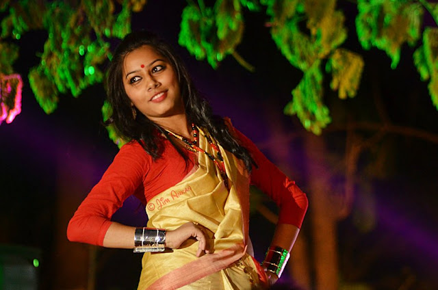 Model displaying Assamese 'mekhela sador' at Rongali Bihu festival in Bangalore (photo - Jim Ankan Deka)