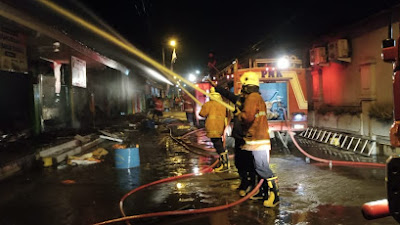 Ruko Milik Salah Satu Pemdes di Mojokerto Ludes Terbakar Api