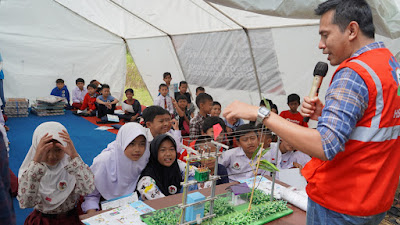  Pegawai PLN Ikut Mengajar di Sekolah Darurat untuk Anak-anak yang Terdampak Gempa Bumi Cianjur