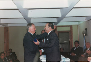 Dr. Juan Carlos Muiño recibiendo el Premio Dr. Jorge Orgaz de mano del Dr. Julio César Pereira