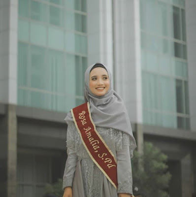 model hijab wisuda menutup dada terbaru