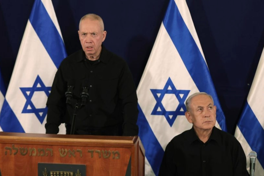 O ministro da Defesa de Israel, Yoav Gallant, junto ao primeiro-ministro do país, Benjamin Netanyahu, durante coletiva | Foto: EFE/EPA/ABIR SULTAN