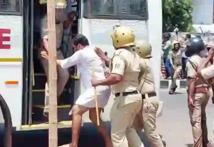Clash in Kannur: About 15 Congress workers injured, Kannur, News, Politics, Clash, Congress, Injured, Hospital, Treatment, Kerala.
