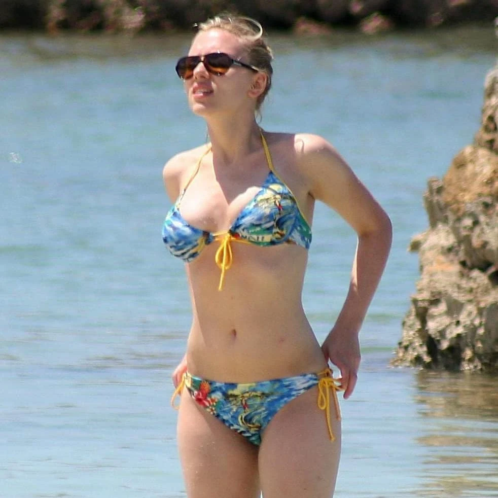 Scarlett Johansson sexy Bikini photos