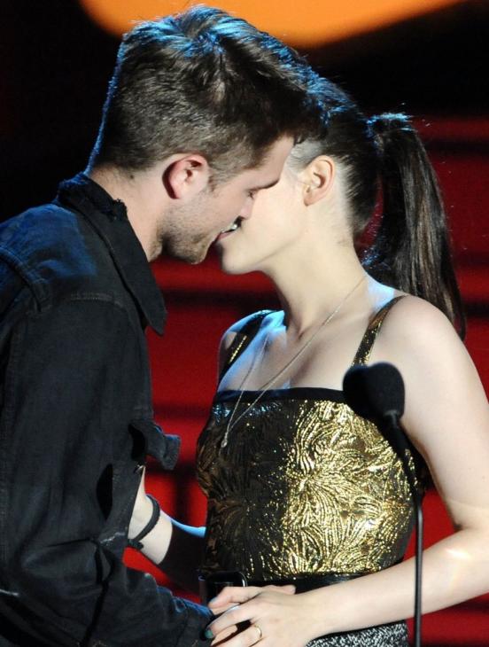 robert pattinson and kristen stewart kissing on brazilian beach. robert pattinson and kristen