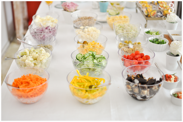 mesa de almoço saladas