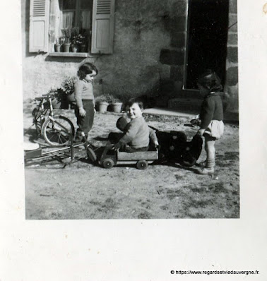 Photo ancienne noir et blanc, familles à la campagne.