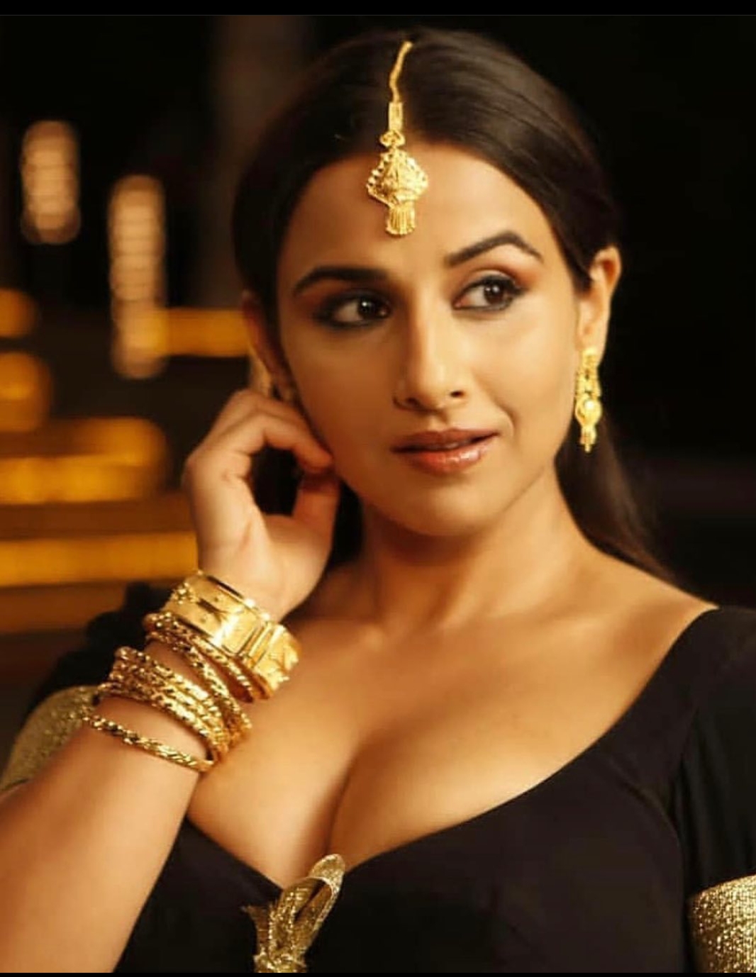 hot and sexy pictures of Indian actress VIdya Balan with name in Saree
