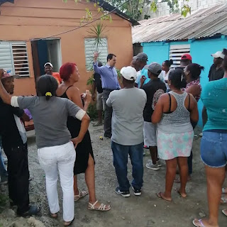 Aspirante a alcalde Eduardo Ramírez visita Villa Flores en San Juan