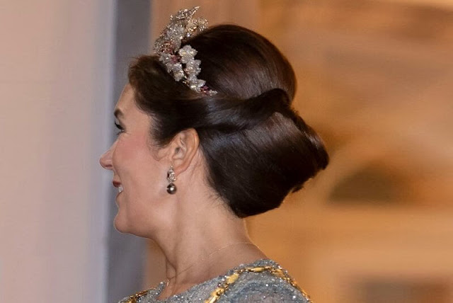 Crown Princess Mary wore a grey gown by Lasse Spangenberg. Princess Benedikte wore a red gown