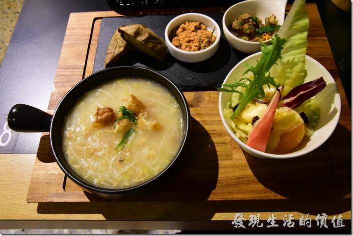 台南-日光徐徐。這「府城什麼粥」基本上就是中規中矩，新鮮的筍絲（工作熊個人反而推薦辣筍絲），一點點的肉末加上芹菜與蔥花，上面放了些許的油條，等等...不是說有虱目魚嗎？畫面右上角那一小碟內裝的就是「虱目魚乾」，一旁還有配菜魚鬆、甜蕃薯（放冷掉的蕃薯，工作熊建議要冰鎮過才比較好吃，要不就是得熱熱吃，可惜這蕃薯就是冷掉的蕃薯，吃起來沒什麼勁！而且纖維還特別粗）。生菜沙拉好吃。