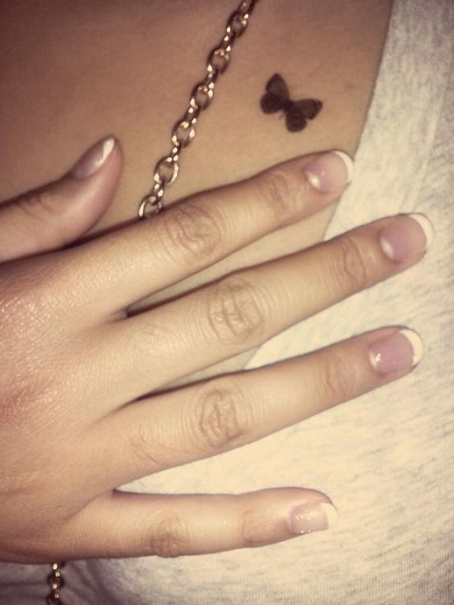 Preta pequena Tatuagem de Borboleta no Peito