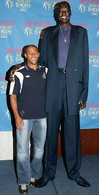 Manute Bol - the tallest Player in NBA www.coolpicturegallery.net